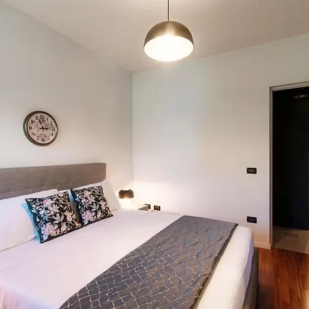 Blue - By Myhomeincomo 파게토 라리오