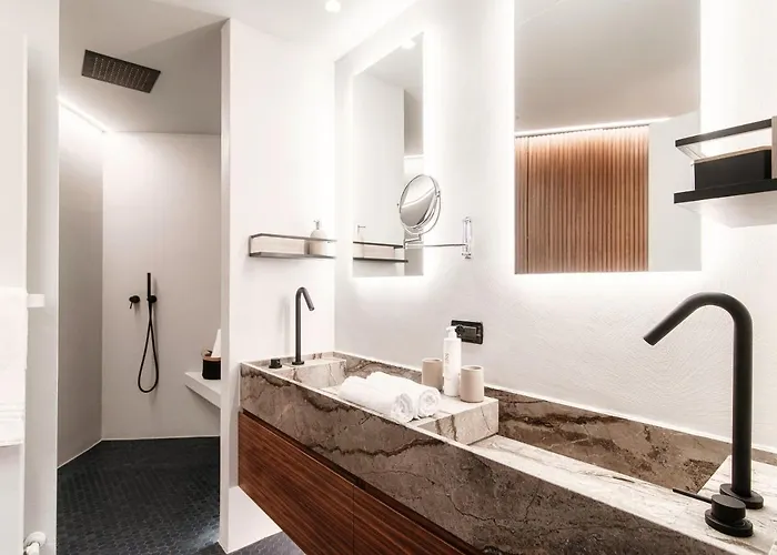 Blue - By Myhomeincomo 파게토 라리오