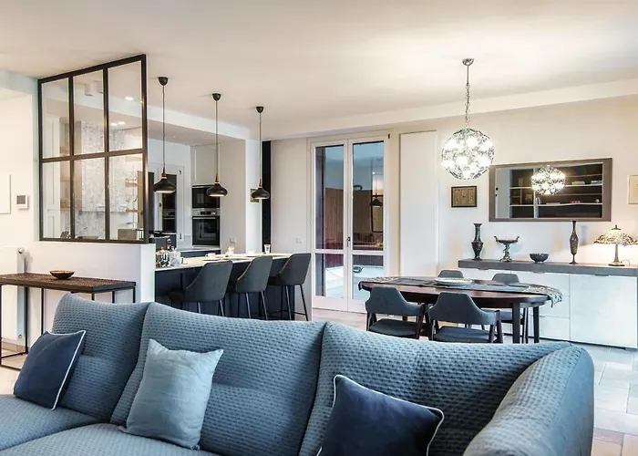 Blue - By Myhomeincomo Apartment